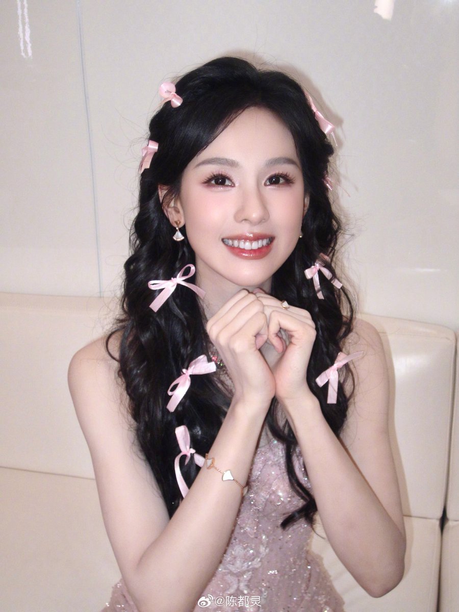 TEAMDULINGHOUSE's tweet photo. 📆261019 | เฉินตูหลิง Weibo [陈都灵]

【🐰】：ยังมูฟออนไม่ได้เลย… 🫶🏻🔔 [1]

SW33T CONNECTION WITH CHEN DULING

#ChenDuling
#HappyChenDulingDay
#ChenDulingDingLingLingParty https://t.co/nK5ZdQsD9d