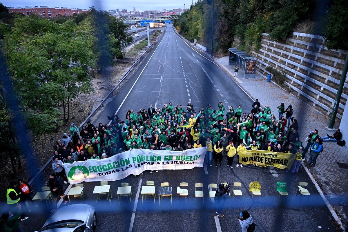 ionebelarra's tweet photo. Las y los profes de Madrid luchando ahora mismo por sus derechos. ¡Bravo! Este es el camino para parar al fascismo. A la derecha se le frena con más derechos. https://t.co/YnweNmvV0h