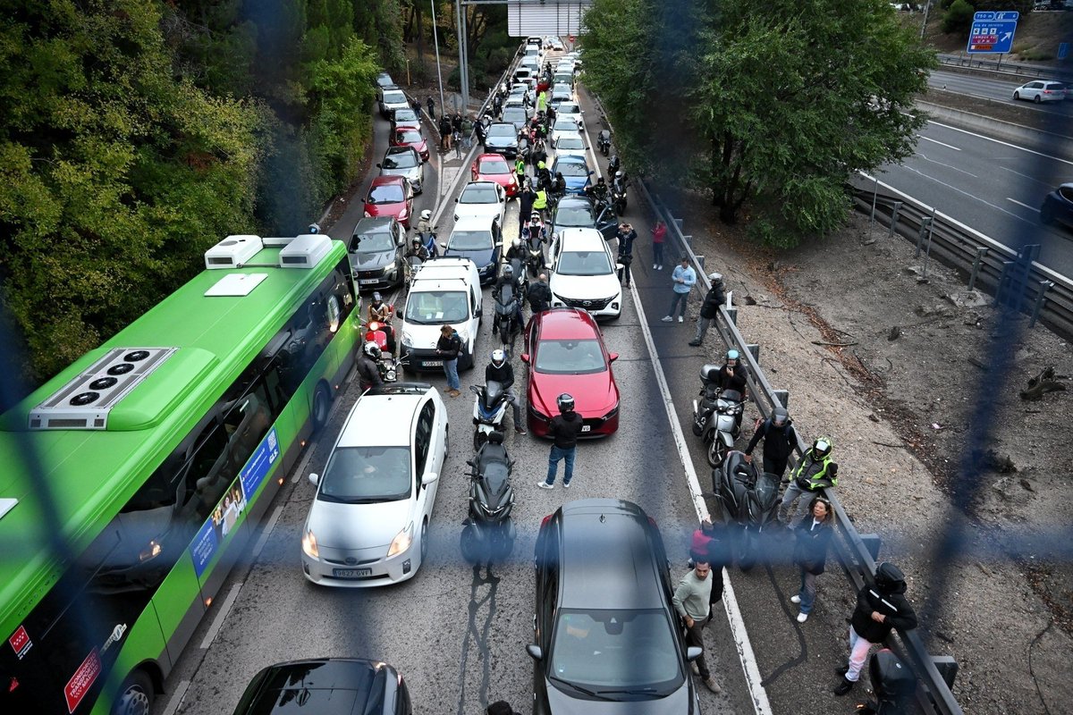 ionebelarra's tweet photo. Las y los profes de Madrid luchando ahora mismo por sus derechos. ¡Bravo! Este es el camino para parar al fascismo. A la derecha se le frena con más derechos. https://t.co/YnweNmvV0h