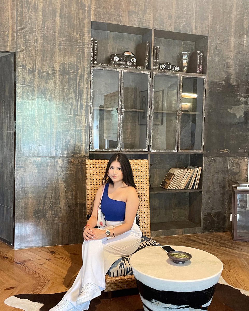 UsefulIy's tweet photo. Blue looks good on me, doesn't it? 😉💙

#BlueOutfit #ClassyVibes #FashionInspo #OOTD #StyleDiaries #GirlWithStyle #ElegantVibes https://t.co/u8y41Ta6RJ