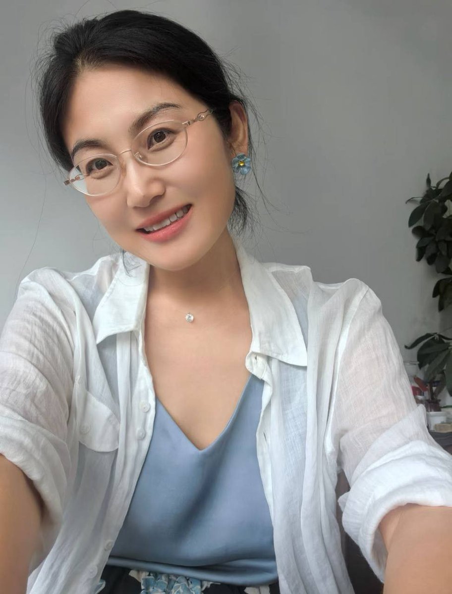 qga4q's tweet photo. 随手拍的日常，没有你们想的那么严肃，其实私底下还挺爱笑的，算是给这个新天地认识大家的见面礼，会有人喜欢我这款吗？ https://t.co/VLOUtRSLAv