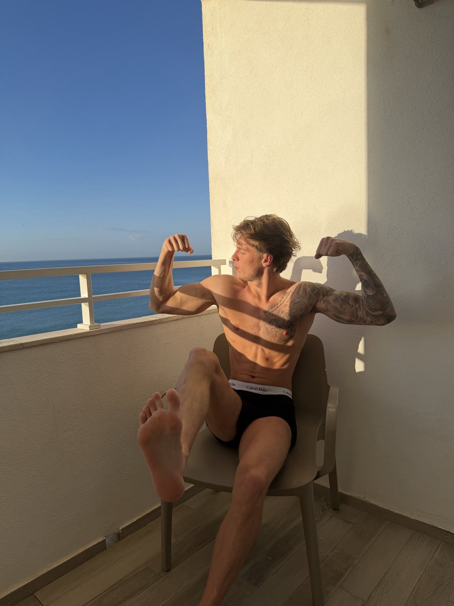 Walletowner's tweet photo. Back living the alpha lifestyle I deserve🤣

I’m not paying for a thing this week you subs are😈

DMs open as usual so come with that wallet open little cash pigs 🏧 https://t.co/w37SedEqzc