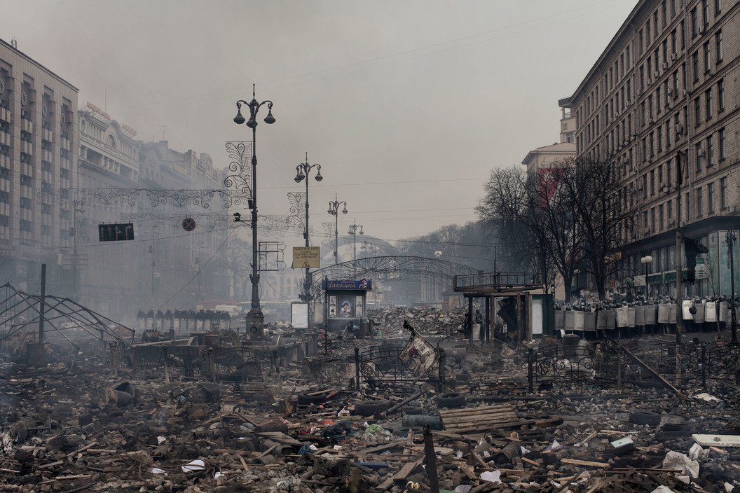CangurSedicios's tweet photo. Gabriel Attal, el primer ministro francés en 2024, llegó a calificar los disturbios de Maidan en Kiev como «un viento de libertad». Ursula von der Leyen lo calificó como «Dignidad. Orgullo. Lucha por la libertad».
Esas mismas instituciones, ese mismo poder que financió y armó un golpe de Estado en Ucrania con nefastas consecuencias ahora tilda las manifestaciones de Francia como:
«Sediciosos procedentes de grupúsculos de ultraizquierda, acompañados de numerosos delincuentes». — Emmanuel Macron
«Se trata del islam que quiere apoderarse de un país antaño grande». — Donald Trump
«El eje del mal que une a extremistas de izquierda y fanáticos islámicos». — Matteo Salvini

Así quedó Kiev 👇. El edificio incendiado con pintura roja era la casa de los sindicatos. No son los disturbios los que les molestan… es no haberlos instigado ellos.