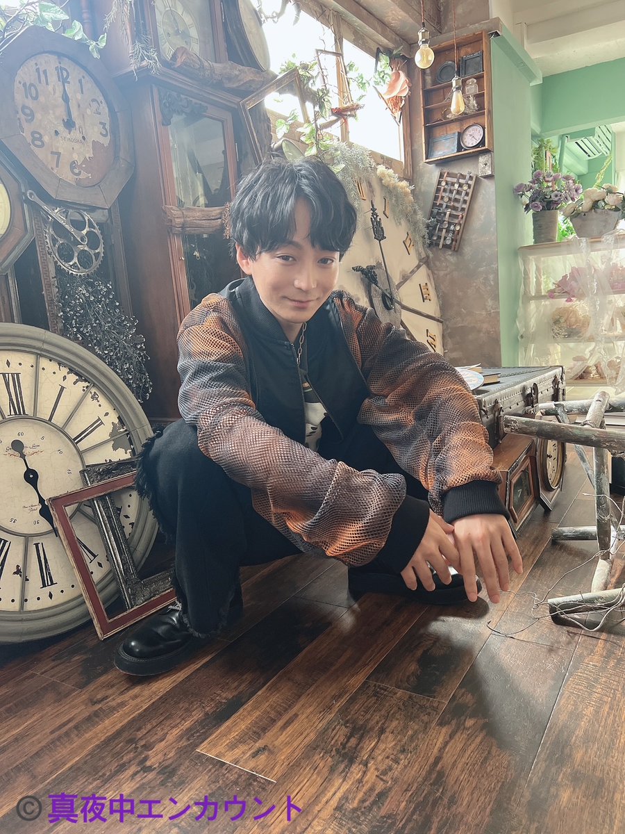 mayonaka_ec's tweet photo. ⊹˚.┈┈┈┈
 #マヨエン グッズ用写真
 撮影時のオフショット第2弾🌙
　　 　　　　 　┈┈┈┈⊹˚.
📷photo
#酒井広大（@koudai_otf）

シークレットチェキ風カードには直筆メッセージ入り当たりもあり！

チケット▶https://t.co/1seVoHCarI
グッズ▶https://t.co/mnMRKoe3RT

#真夜中エンカウント https://t.co/iZAJ9Ri0tc
