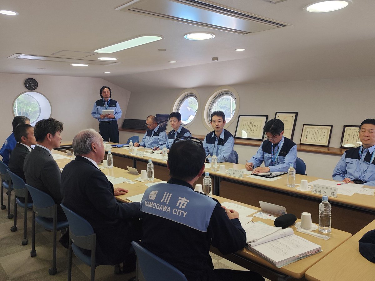 kumagai_chiba's tweet photo. 鴨川シーワールドにて鴨川市の観光・宿泊関係者から話を伺いました。
お盆には8月千葉豪雨、シルバーウイークには台風25号による被害が直撃し、キャンセルだけでも大きな損失になっている上、10月以降の新たな予約が入らないことで苦しい状態が続いています。

被災地で観光することの遠慮、テレビ等で千葉の観光地が紹介されなくなっていること等も影響しており、県として鴨川市や周辺市町と連携して、観光客をお迎えできる地域が多いことをしっかりPRして欲しいとの要望を受けました。

県としては誘客に向けた支援策も検討しており、千葉県が誇る観光名所が今後も多くの方に訪れて頂けるよう、関係者とともに取り組んでいきます。
皆さまもぜひ鴨川市や安房地域を訪れて頂ければ幸いです。