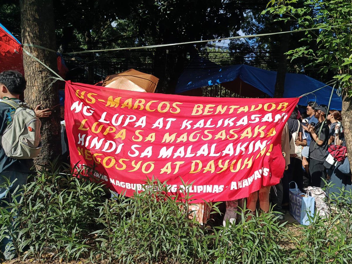 bulatlat's tweet photo. Father Rudy Abao of the Missionaries of the Sacred Heart holds a mass in front of the Department of Agrarian Reform today, October 19, in solidarity with farmers holding a campout. https://t.co/fUIFMp77Fw