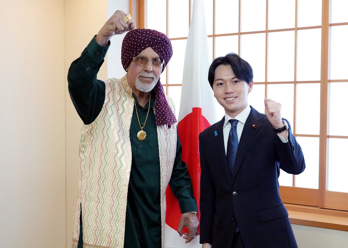 ozorakoki's tweet photo. 本日、タイガー・ジェット・シンさんが外務省に表敬訪問にお越しくださいました。

冒頭、私から「日本へお帰りなさい」とお迎えし、令和6年春の外国人叙勲で旭日双光章を受章されたことに改めてお祝いを申し上げました。あわせて、長年にわたり日本・カナダ間の友好親善に貢献してこられたこと、そしてタイガー・ジェット・シン財団を通じて東日本大震災後の東北の子どもたちへ支援してくださったことに、心より感謝をお伝えしました。

会談では、アントニオ猪木さんとの思い出や、日本の若者への熱い想いなど話題は多岐に及び、予定時間を大幅に超えてお話を伺いました。

そして最後には、タイガー・ジェット・シンさんからサーベルを贈呈いただきました。外務省にサーベルが持ち込まれたのは、おそらく初めてとみられます。貴重な贈り物に感謝し、今後ますますのご活躍をお祈りして、最後はハグでお別れしました。

いつまでもお元気で、ご活躍ください！