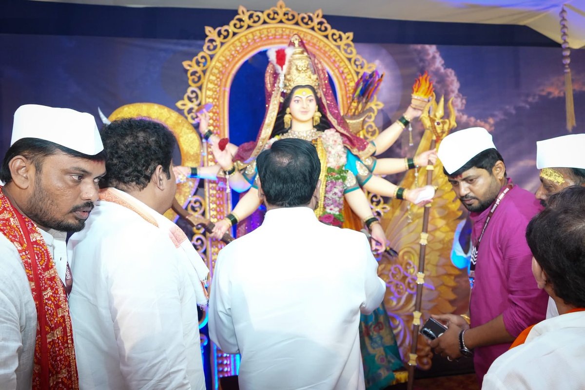 SanjayDRathods's tweet photo. काल यवतमाळ येथे शिवराय दुर्गा मंडळ, मातोश्री दुर्गा उत्सव मंडळ, जयहिंद दुर्गा उत्सव मंडळ, हिंदुस्तानी दुर्गा उत्सव मंडळ यांसह विविध नवरात्रोत्सव मंडळांना भेट देऊन आई जगदंबेचे दर्शन घेतले. [1/5] https://t.co/pEbRvsBYZ0