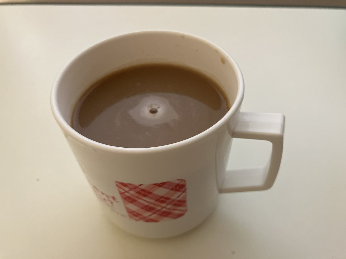 saltypine55's tweet photo. 今日はなんか集中できない日です…。
そんな時はあったかい飲み物登場です。

私は夏でも冬でも基本冷たい飲み物しか飲まないのですが、こういう時はホッとすることを優先です。

ただ、舌をやけどしています😝
熱い飲み物に慣れていません(笑) https://t.co/VAoqSxS6uV