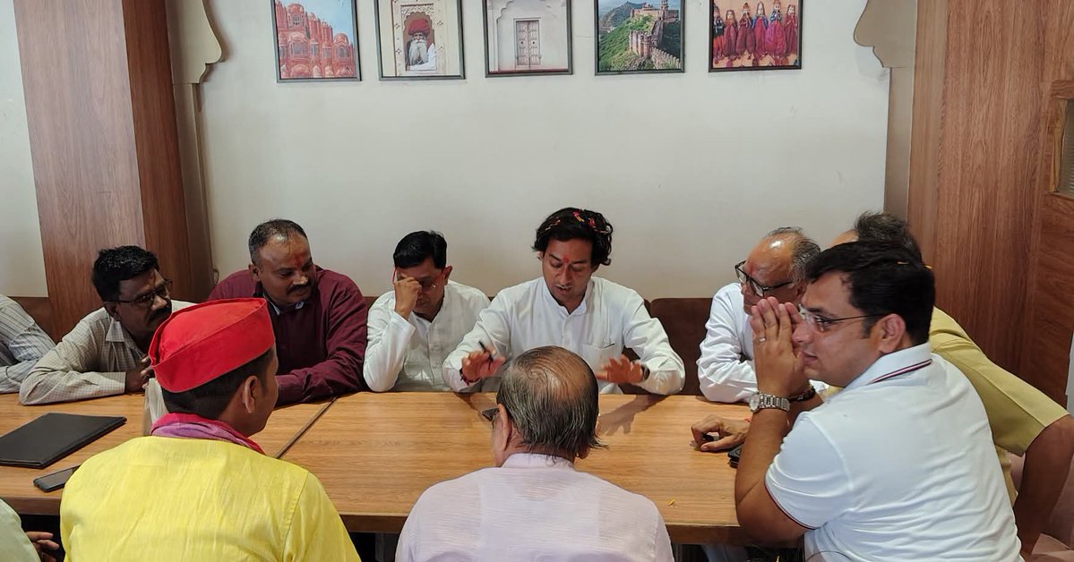 JVSinghINC's tweet photo. आज गुना में INDIA ब्लॉक के घटक दलों के जिला पदाधिकारियों के साथ आयोजित महत्वपूर्ण बैठक में सम्मिलित हुआ।
बैठक में “वोट बचाओ–देश बचाओ” जन आंदोलन अभियान के अंतर्गत लोकतंत्र की रक्षा के लिए संयुक्त संकल्प, एकजुट होकर आवाज़ बुलंद करने और आगामी संयुक्त विरोध प्रदर्शन की रूपरेखा तैयार करने पर विस्तृत चर्चा हुई।
लोकतंत्र की रक्षा, संविधान की मजबूती और जनता के मताधिकार की सुरक्षा के लिए हमारा संघर्ष जारी रहेगा।
#वोट_बचाओ_देश_बचाओ #IndiaAgainstVoteChori