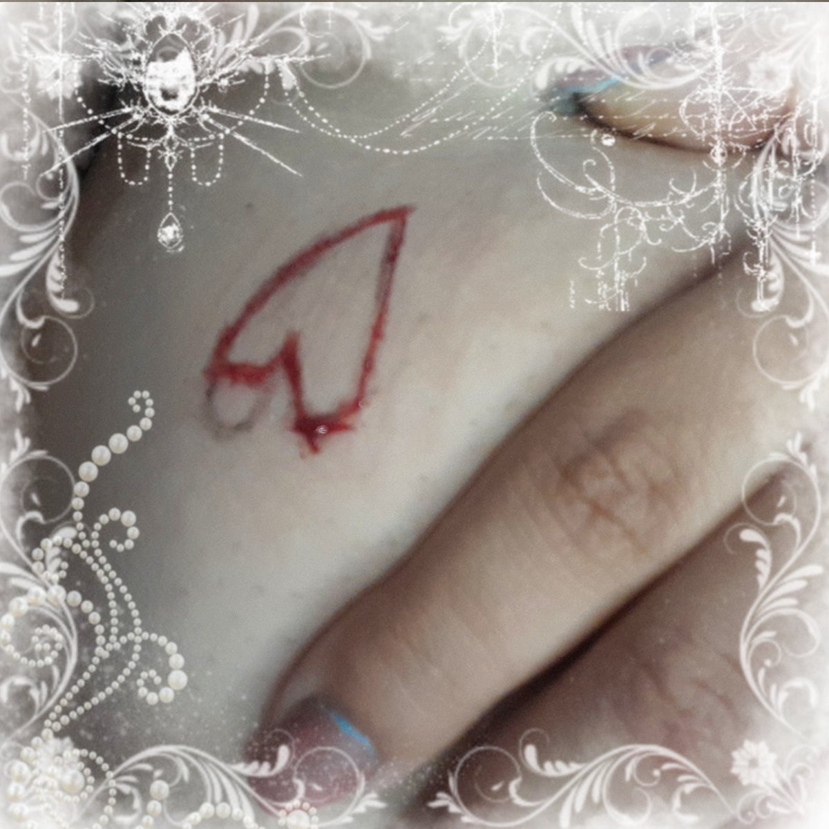 StarBad_0_'s tweet photo. #shtwt #sfxmakeup #988twt #blood #sh #scars #5h 
FAKE SITUATION!! JUST MAKEUP TWT!! ALL FAKE! 🎨 🪒 ✂️
.
.
> E cicatriz de coração? Será que vem? https://t.co/23fwUm7Dk5