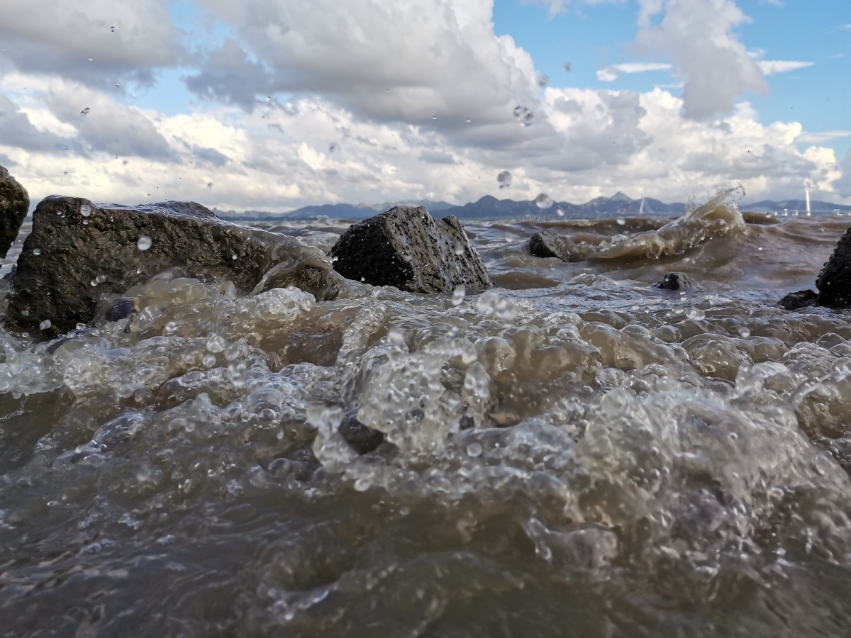 Kittendreamer1's tweet photo. The shore is calm, the latitude shifted, and the waves crashed, marking a vivid moment. https://t.co/99CxJT6euf