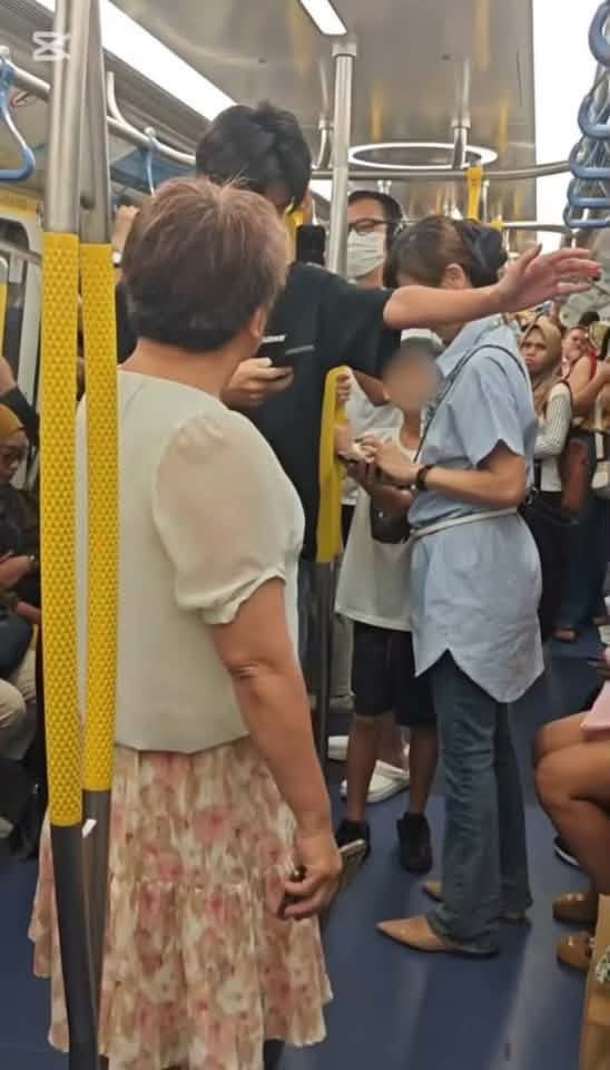 saamorn1990's tweet photo. แล้วน้องเสื้อขาวก็เลยชู2นิ้วให้ 5555555555555555555 https://t.co/fTA3dXhPlJ