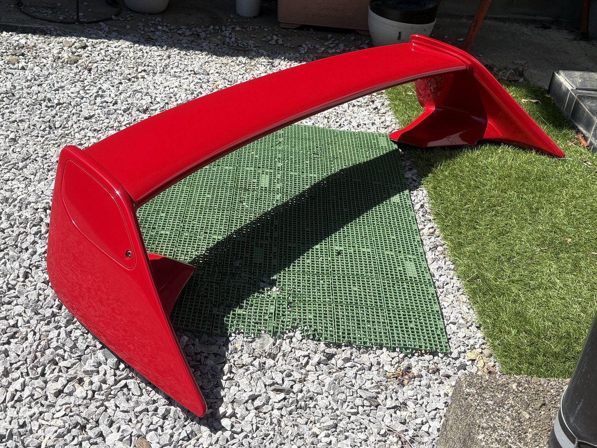 ACCBOWCelica's tweet photo. セリカZZT型
純正OP メカニカルウイング 
色 スーパーレッドV

欲しい方いましたら譲ります...！
状態は多少の洗車傷がありますが良い方です。
値段は5万円で考えています
引き取り場所は埼玉、群馬あたりでお願いしたいです。
DMにて相談でも大丈夫です！ https://t.co/4RcnHusyaE