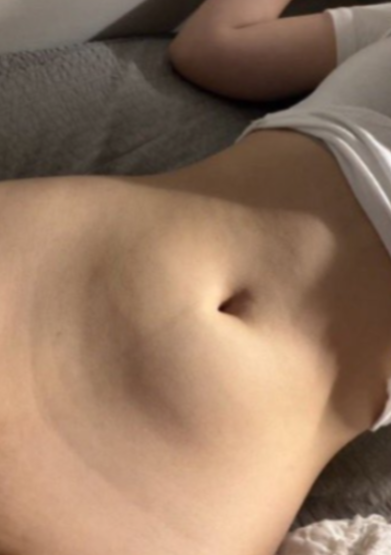 jackerek's tweet photo. お腹を見せたまま、白いパンツをあなたにずらされ…奥まで突かれてる。 https://t.co/7VNkICkEUr