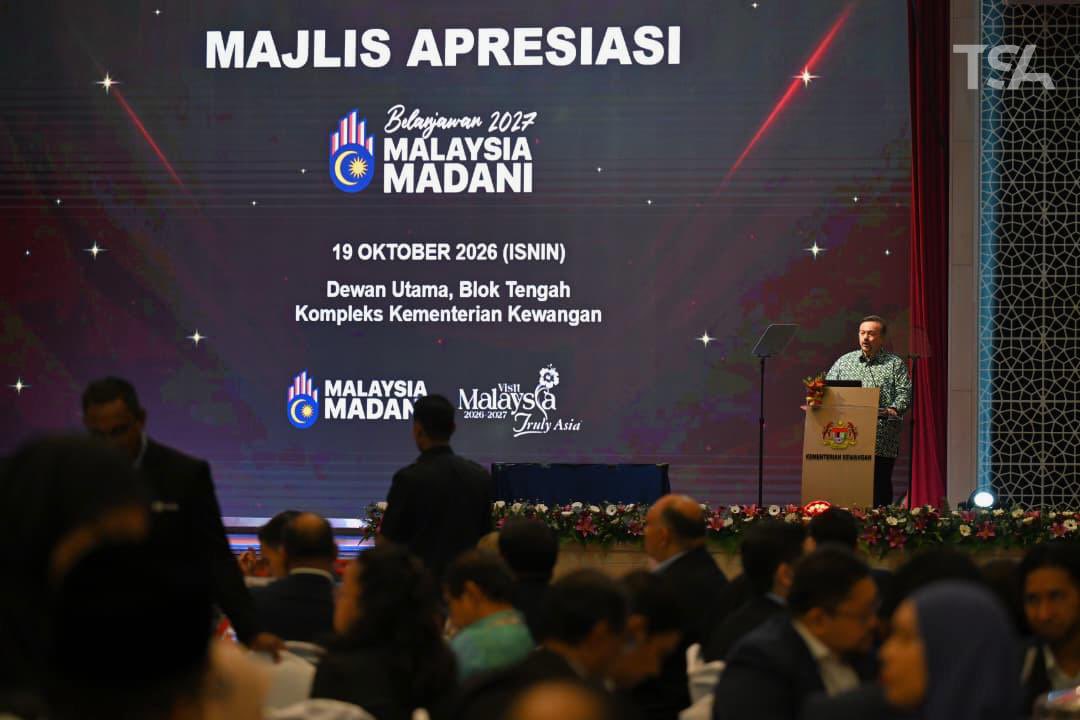 shamsulazribakr's tweet photo. Perkongsian YAB Perdana Menteri mengenai potongan ayat al-Quran قالو سلاما dalam perjumpaan bersama warga Kementerian Kewangan (MOF) pagi ini mengingatkan kita akan pentingnya sifat tawaduk, kesabaran dan kecerdasan emosi dalam menggalas amanah, termasuk ketika berdepan dengan kesangsian dan kritikan. Kematangan ini perlu diterjemahkan melalui kebijaksanaan memberikan respon dan ketekunan menyelesaikan tugas. 

Begitulah juga dalam meneruskan momentum pasca Belanjawan 2027 yang berpegang kepada Wa’ad Nasional, seluruh jentera perkhidmatan awam perlu mempercepat tindakan dan menyelesaikan isu pelaksanaan bagi memastikan setiap perancangan terlaksana dan manfaatnya sampai kepada rakyat.

Terima kasih kepada seluruh pasukan MOF dan semua kementerian yang bertungkus-lumus di sebalik tabir, menyumbang kepakaran dan mencurahkan tenaga bagi menjayakan penyediaan Belanjawan MADANI kelima, belanjawan yang terbaik setakat ini.

#MalaysiaMADANI
#YakinMADANI
#MADANIBekerja
#ReformasiSatuKemestian
#TaatSetia

©️𝟮𝟬𝟮𝟲 𝗣𝗘𝗝𝗔𝗕𝗔𝗧 𝗞𝗘𝗧𝗨𝗔 𝗦𝗘𝗧𝗜𝗔𝗨𝗦𝗔𝗛𝗔 𝗡𝗘𝗚𝗔𝗥𝗔