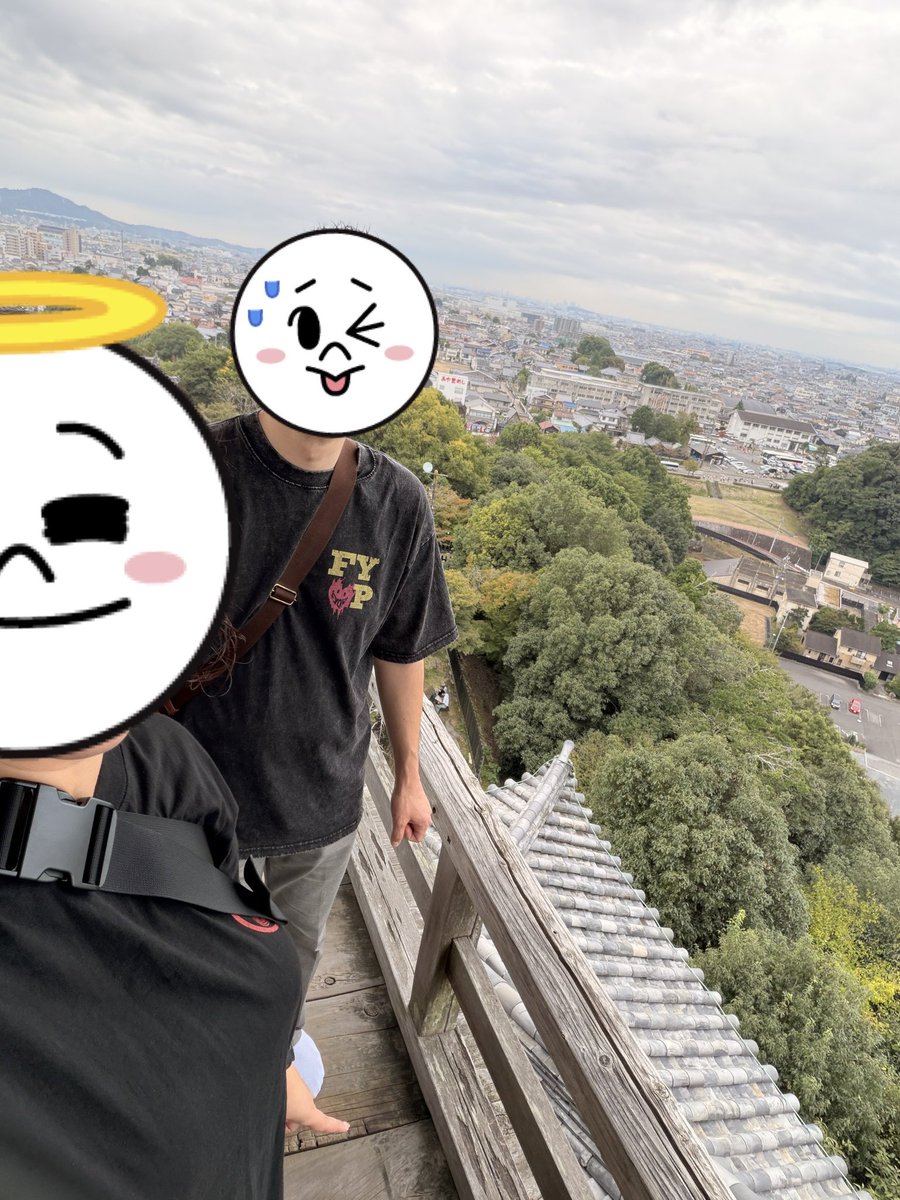 peru_2011's tweet photo. 犬山城、やはりすごい…！
知ってたけど、欄干低っ！！
天守閣からの景色、怖さが勝る笑

やっと

でんがく定食（豆腐の田楽と菜飯）美味しかった！

やっとリベンジできた！ https://t.co/DxPLRBHvRc