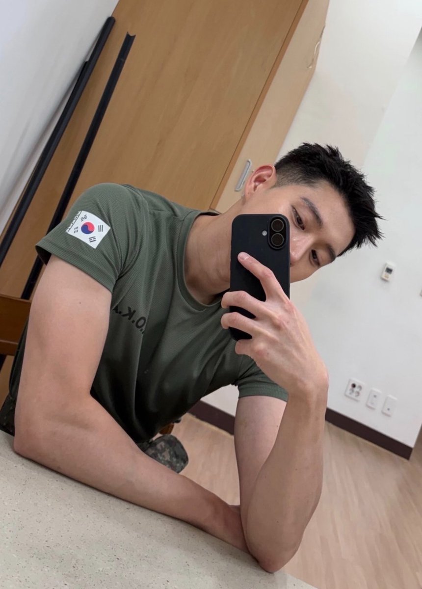 inadeepwater's tweet photo. ไม่ชอบพวกเซลฟี่หน้ากระจกเลย มันหล���ออะ ㅠ.ㅜ https://t.co/eUicdS5Z6G