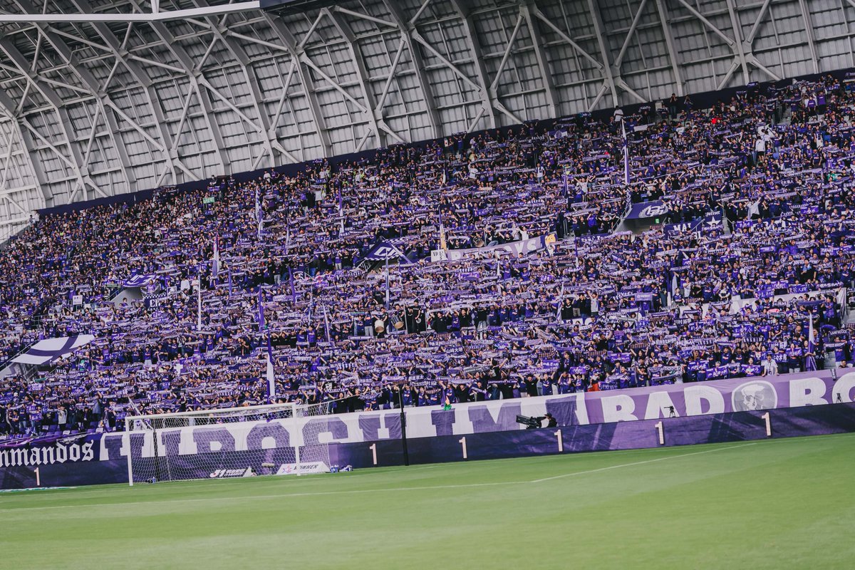 Sanfrecce_Intl's tweet photo. 𝐓𝐇𝐄 𝐕𝐈𝐎𝐋𝐄𝐓 𝐖𝐀𝐋𝐋🟣✨

Scarves held high before kickoff—turning the stands into ONE VIOLET. Our new matchday tradition at EDION Peace Wing Hiroshima.

#sanfrecce #ONEVIOLET https://t.co/celqFg0ZOd