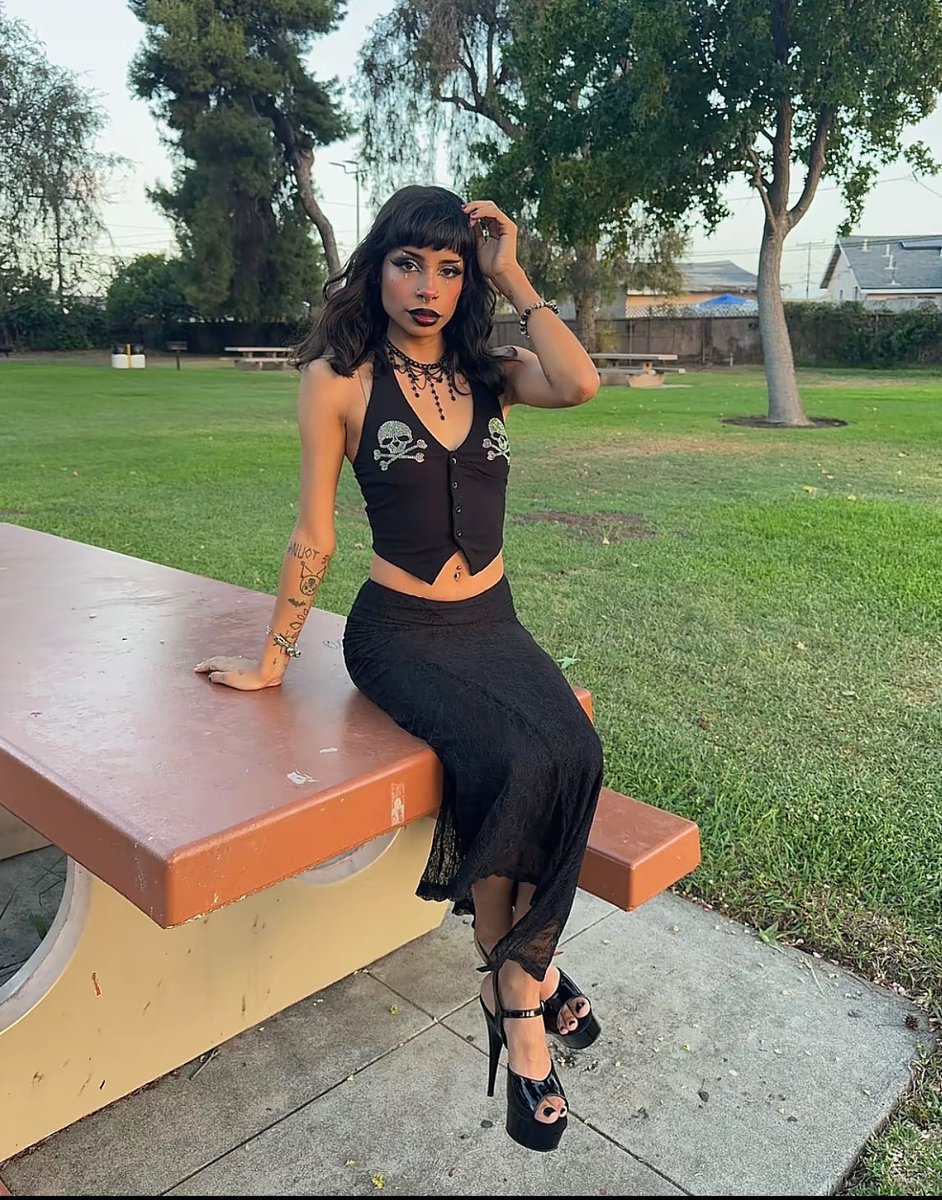 underrain06's tweet photo. goth latina and her cute feet https://t.co/X1wohIesuQ
