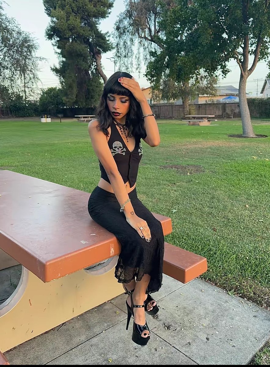 underrain06's tweet photo. goth latina and her cute feet https://t.co/X1wohIesuQ