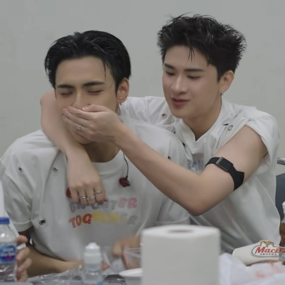 whanjeabdotcom's tweet photo. ภาพจำชัดเจนมากอะ ละภีมไทยมานชอบแก้งกันงี้จิงนะ555555555555555555555555555 พฤติกรรมเลียนแบบแฟนมาก ที่ต่างคือขนาดมือ โคตรอะ 🫪🤸🏻 https://t.co/dtpjrZFCNR