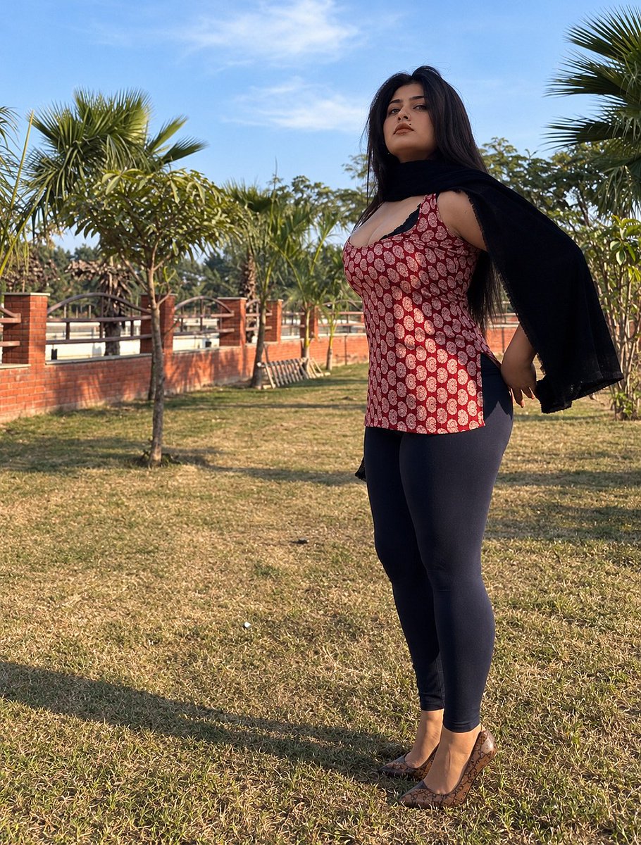 Manishamodd4cm's tweet photo. A little tease, a little mystery… and an attitude that hits different. 🖤🔥💋

अंदाज़ ऐसा कि नज़रें ठहर जाएँ, अदा ऐसी कि दिल मचल जाए… 😉🖤🔥

#BoldLook #DesiQueen #SuitSlay #HotVibes #ClassyAndSexy #DesiGlam #KillerPose https://t.co/YcwJD1qqkh