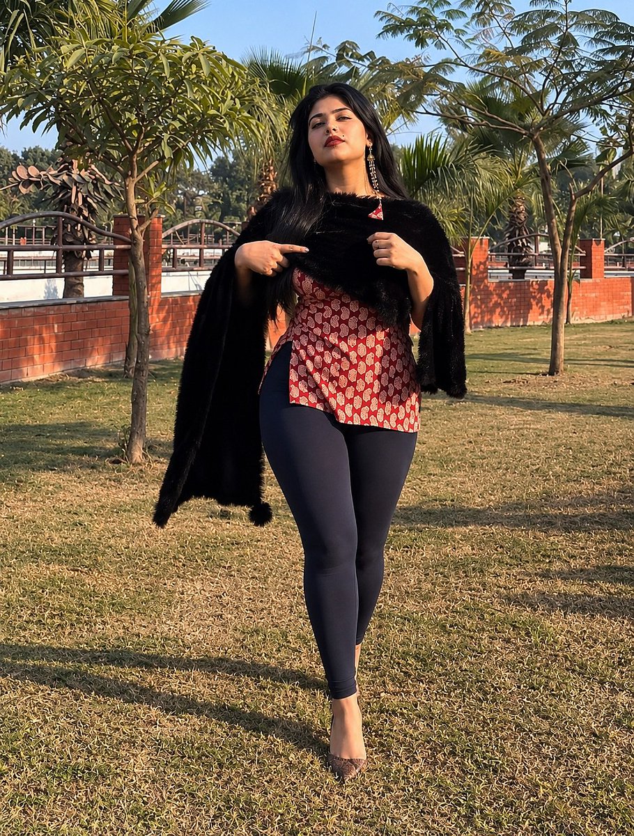 Manishamodd4cm's tweet photo. A little tease, a little mystery… and an attitude that hits different. 🖤🔥💋

अंदाज़ ऐसा कि नज़रें ठहर जाएँ, अदा ऐसी कि दिल मचल जाए… 😉🖤🔥

#BoldLook #DesiQueen #SuitSlay #HotVibes #ClassyAndSexy #DesiGlam #KillerPose https://t.co/YcwJD1qqkh