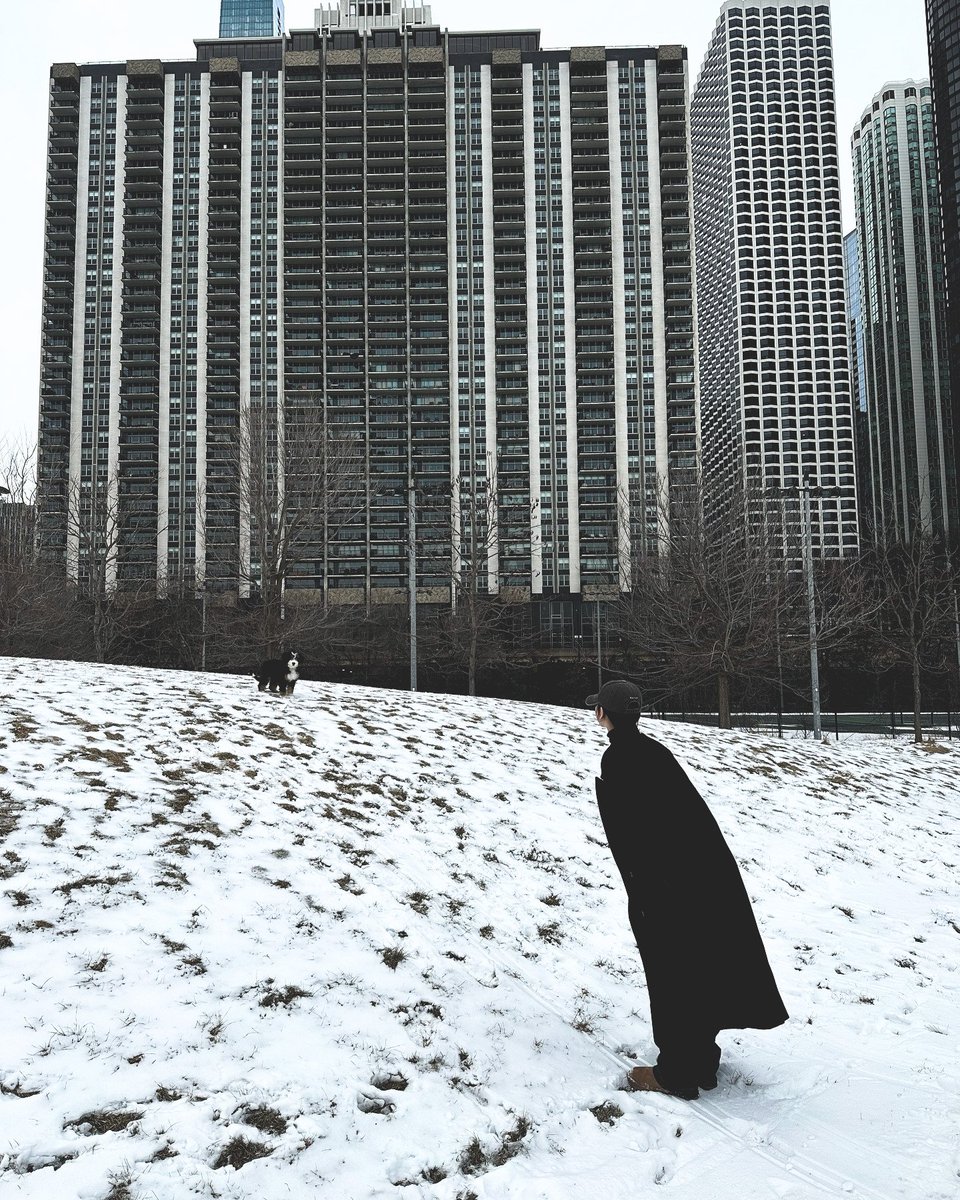 hkarinayoo's tweet photo. Bundled up in a long coat, taking a quiet walk through the snow-dusted city. Winter crisp air hits different when the view looks like this. ❄️🏙️🧥 https://t.co/GCxqciTqH8