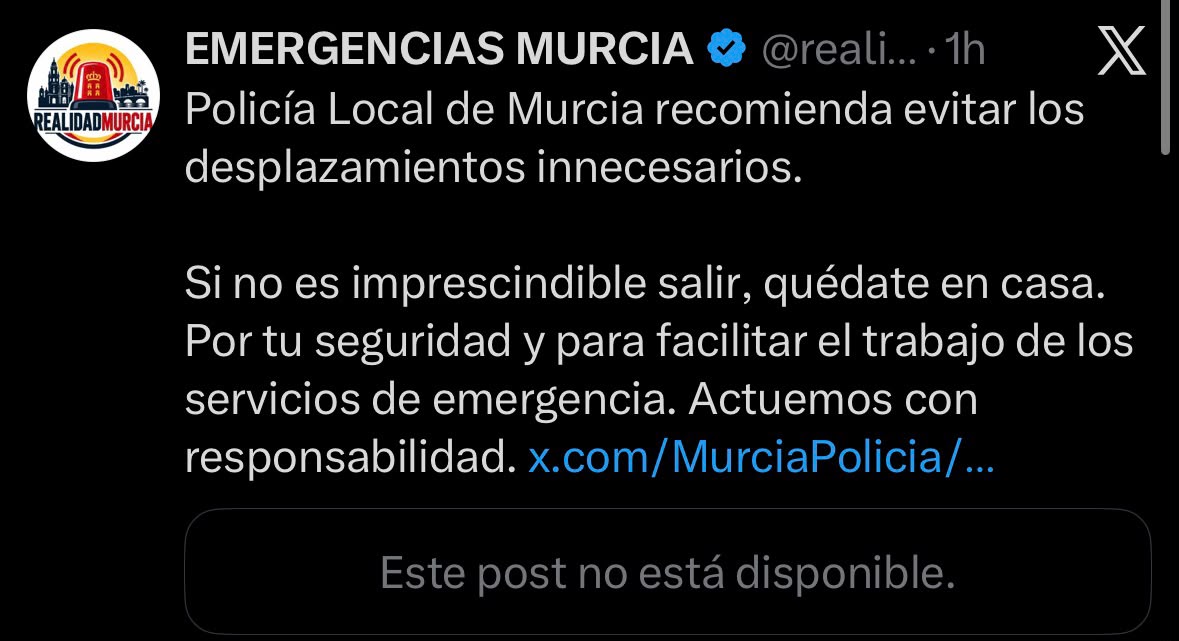 realidadmurcia's tweet photo. La Policía Local de Murcia recomendaba evitar desplazamientos innecesarios. Ahora, en plena polémica por el concierto de Viva Suecia, ese tuit ha desaparecido.

¿Ha cambiado la recomendación? ¿Por qué se ha retirado? @Rebeca_Murcia debes de dar explicaciones, menuda vergüenza. https://t.co/FO6wCAd5Av