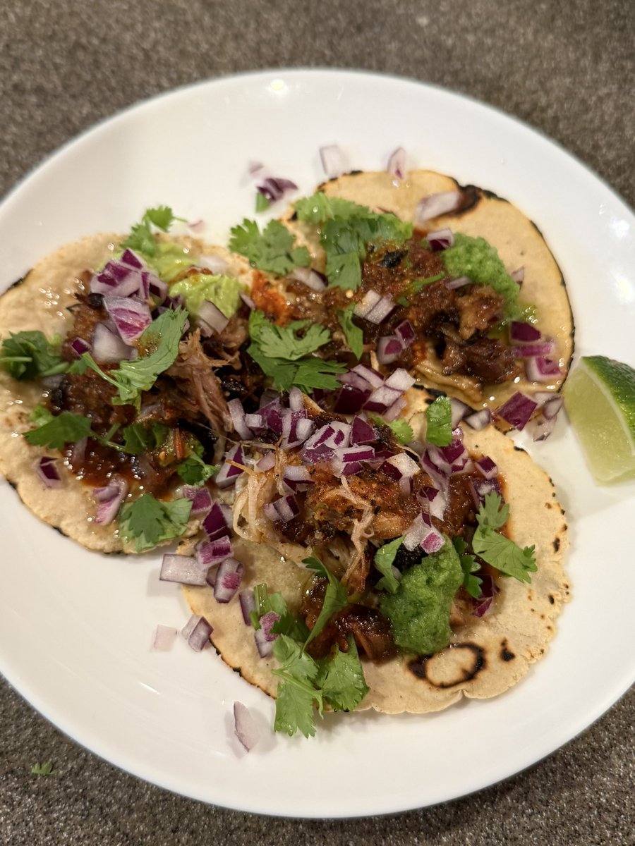 Spice_Core_'s tweet photo. 次のタコスに向けて試作

肉（カルニタス）が美味すぎて幸せ…
ソースは少し改善したいけど、旨味のまとまりがすごい良い
やっぱりタコスって美味いなぁ https://t.co/UeyUAyLKdU