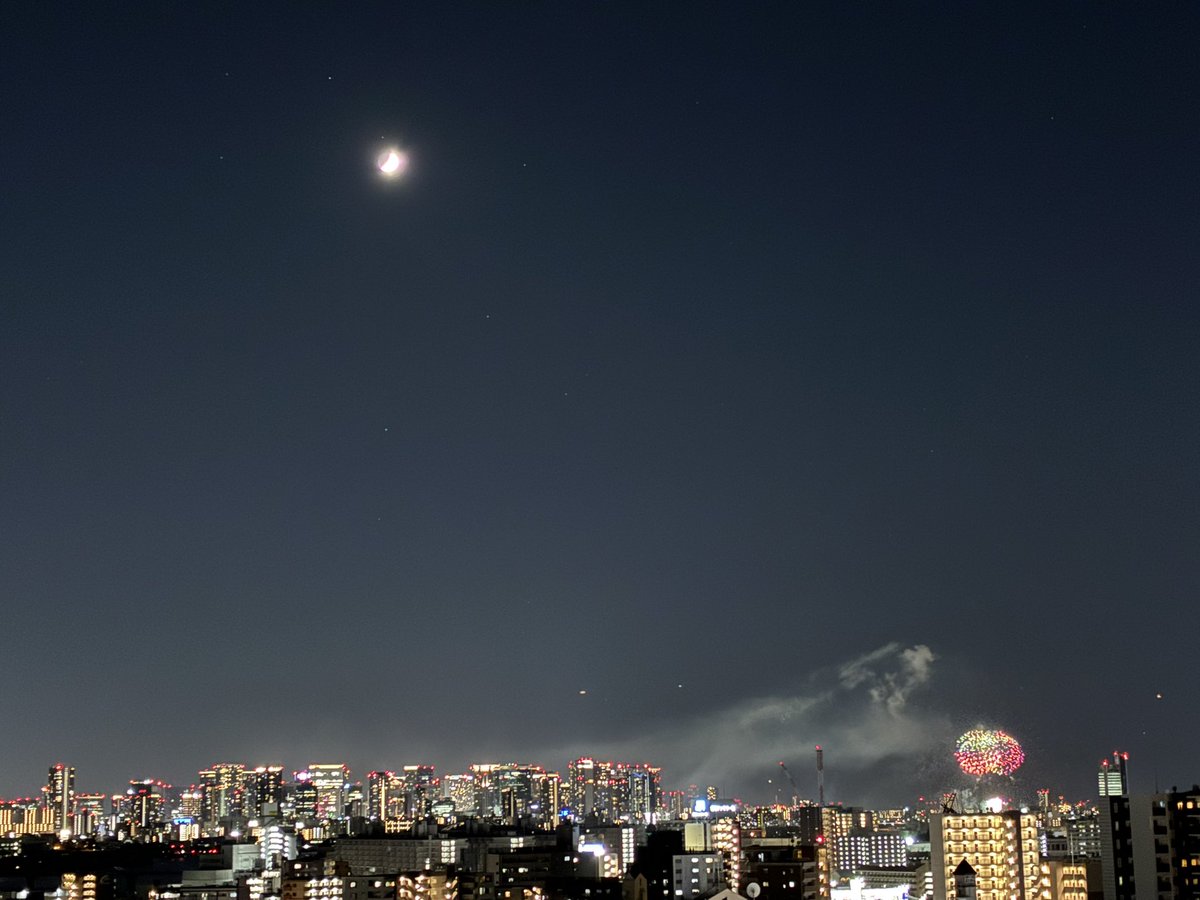 hanoi_sociable's tweet photo. マンハッタンと三日月と淀川花火大会 https://t.co/7LD4aACpNa