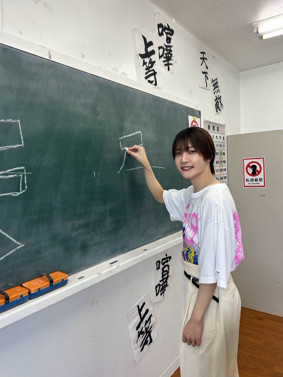 tx_ktl's tweet photo. #キテレツキテル！
ロケの様子をお届け📸

空き時間の嶺亜さん💖
リムレス姿のインテリヤンキーとの
ギャップにも注目です👨‍🏫

10月19日(月)深夜24:30〜放送！
その前に…初回はTVerで配信中🔥👀
https://t.co/fVuHcQGsY4

#KEYTOLIT https://t.co/U38d20hWTK