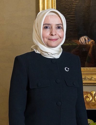 posttmodern's tweet photo. Fatma Betül Sayan Kaya’nın ablası büyükelçi yapıldı. 

— Fon vurgununda eşi ile birlikte 2,2 milyar TL kazanç sağlayan Fatma Betül Sayan Kaya'nın kız kardeşi Ayşe Hilal Sayan Koytak, Erdoğan tarafından Helsinki Büyükelçiliği görevine atandı. https://t.co/HVa5uDkC0j