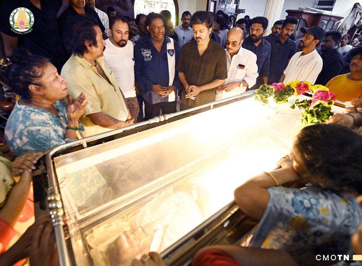 CMOTamilnadu's tweet photo. மாண்புமிகு தமிழ்நாடு முதலமைச்சர் திரு.ச.ஜோசப் விஜய் அவர்கள் இன்று (17.10.2026) சென்னை, தியாகராய நகரில் அமைந்துள்ள மறைந்த பிரபல திரைப்பட இசையமைப்பாளர் திரு. தேவா அவர்களின் இல்லத்திற்கு நேரில் சென்று அவரது உடலுக்கு மலர்மாலை வைத்து அஞ்சலி செலுத்தி, குடும்பத்தினருக்கு ஆறுதல் கூறினார்.

The Hon'ble Chief Minister of Tamil Nadu Thiru. C. Joseph Vijay visited the residence of the late renowned music composer Thiru. Deva in T. Nagar, Chennai today (17.10.2026), paid his respects by offering a floral garland on his mortal remains, and offered his condolences to the bereaved family members.