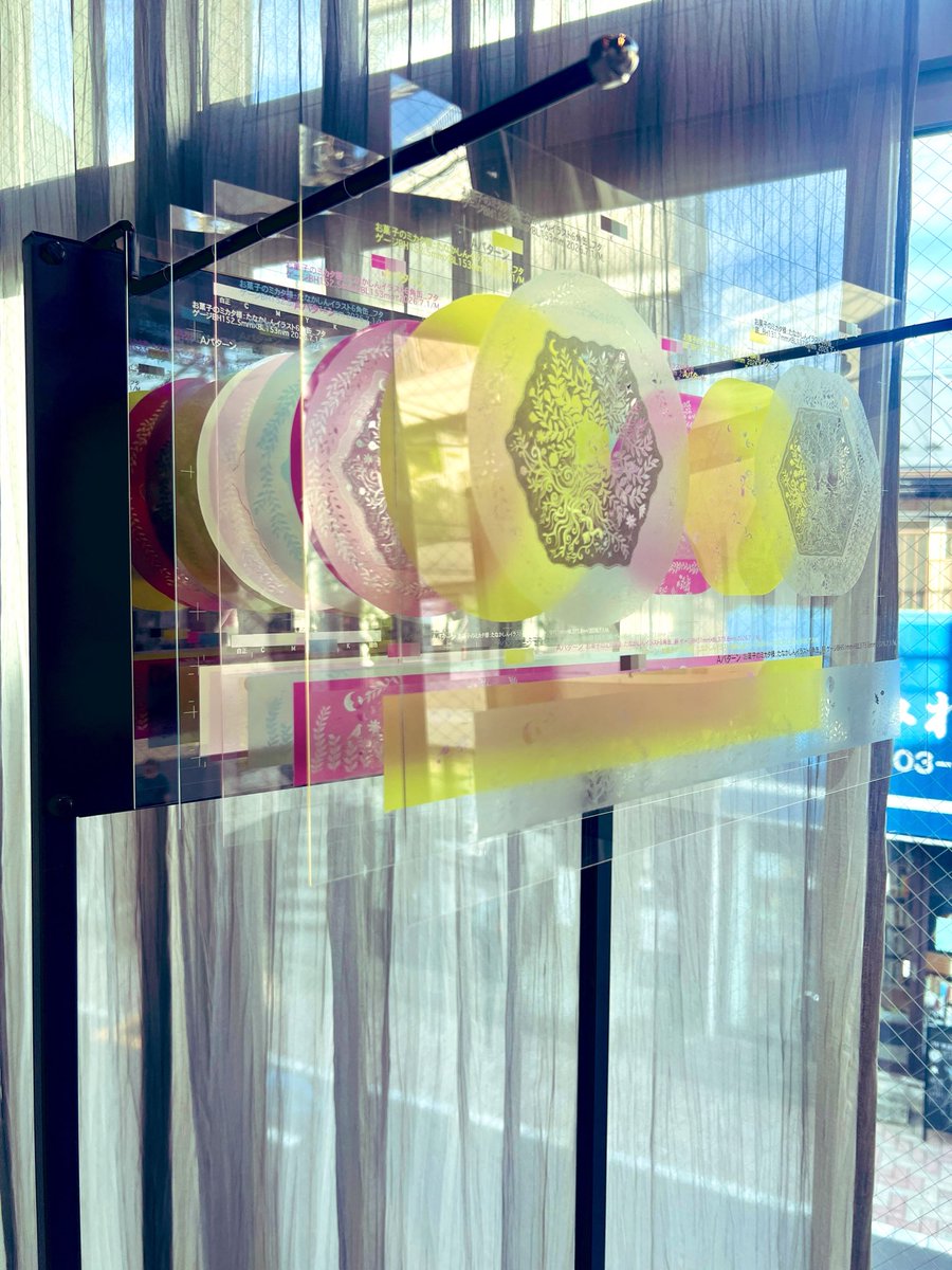 pikakamo's tweet photo. 引用元のお菓子の缶にふれる展に行ってきました
社の方から展示に合わせてお話も聞けました。ただ宝石ビジュー缶や絵本作家さんコラボの缶可愛いなあと思っていたものの制作風景を垣間見ることができました
印刷もすごいしエンボスもすごい
これからも素敵な缶を作っていただきたいです https://t.co/OmPmi7gvTA