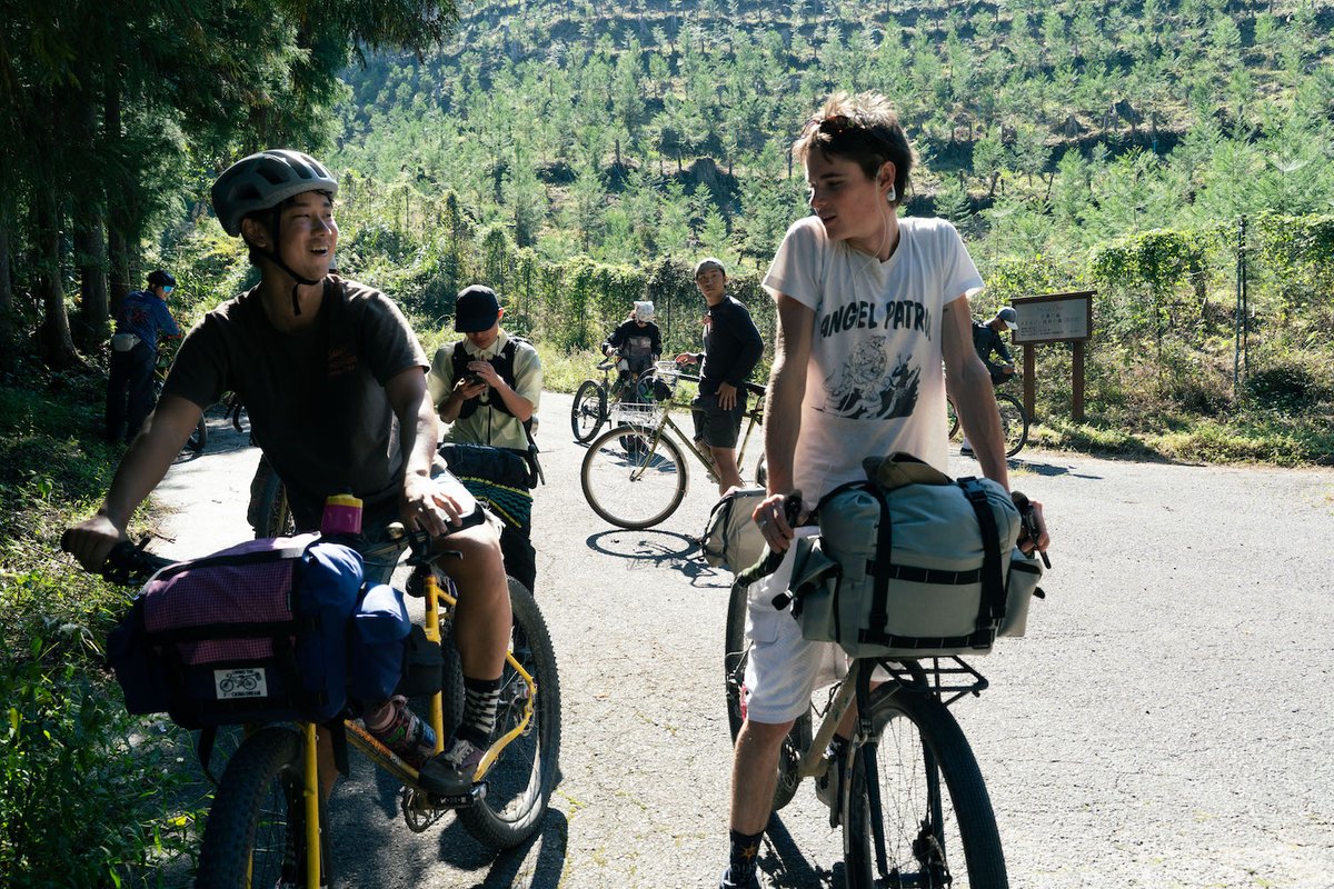 BLUELUG's tweet photo. BIKE＆CAMP 🏕🚲 ミンミン師団の様子🍃
をお裾分け📷それと世界各地から参加投稿がシェアされてきてるので→インスタをチェック👀
毎年やっていこうな企画の初回だけど、ぶっちゃけ時期に捉われず、なじみの仲間を誘ってキャンプ行く動機になれたなら僕らも本懐を遂げま<😇>
https://t.co/i9z83VxJyG https://t.co/APy5OkUitW