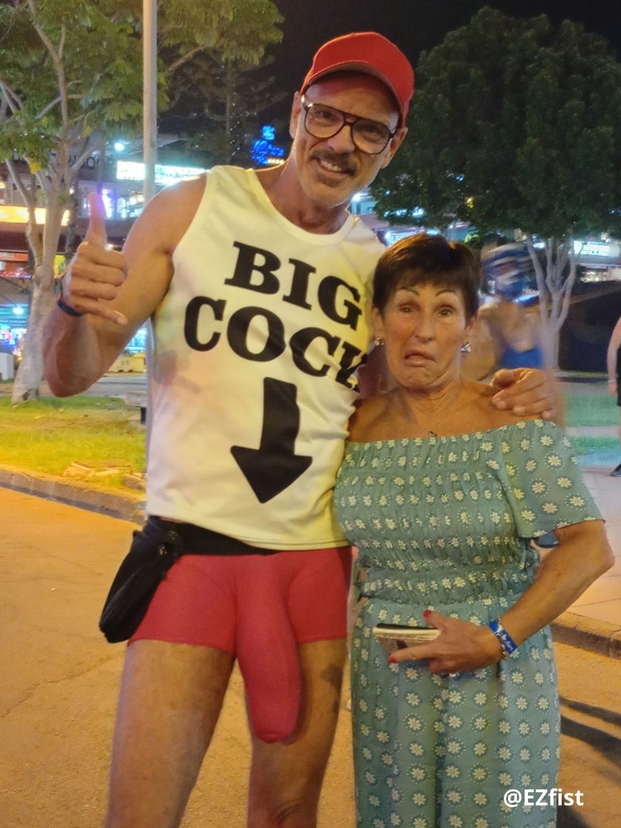 ObsceneBulge's tweet photo. It's not just guys who want to be on a photo with me.
Julia wanted a photo, to share with her lady-friends once she gets back home.
Happy to oblige, Julia. Enjoy your friends' envy 😂🤣😂
#MaspalomasFetishWeek
#MaspalomasFetishPride
#MFW
#MonsterCock
#MrBiggestCock https://t.co/UtsxKhmuln