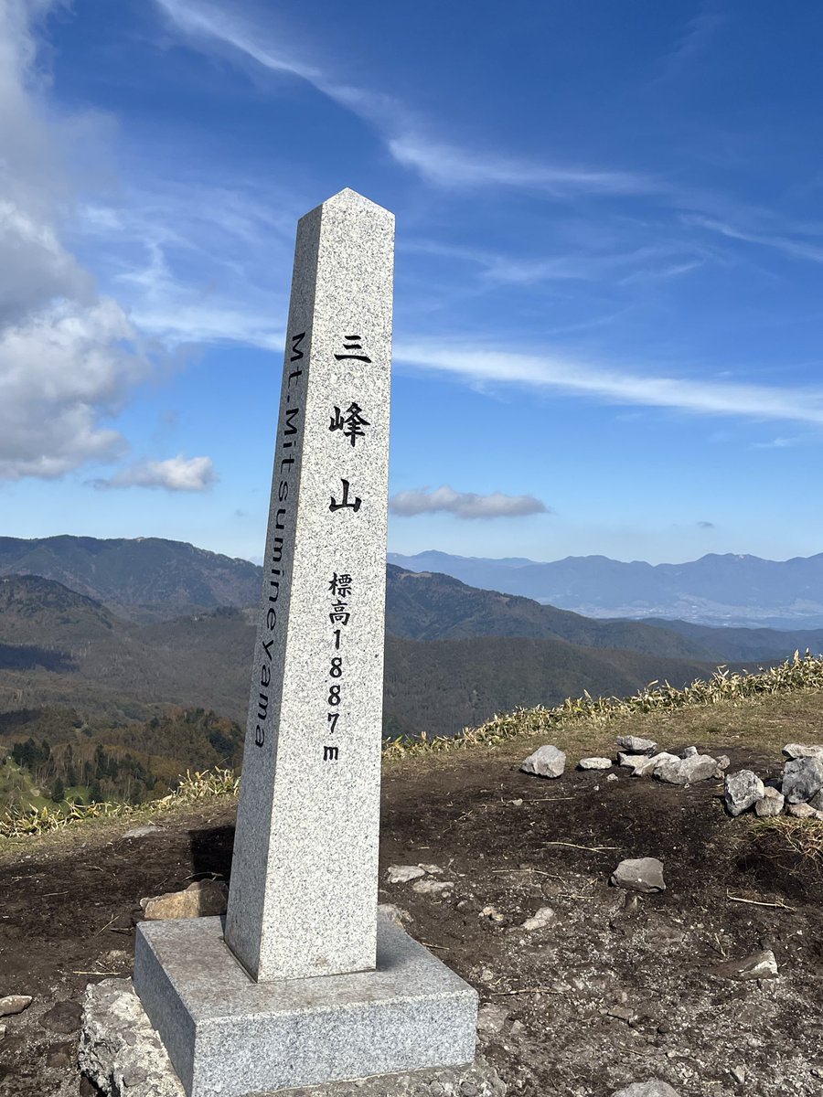 kuie_207's tweet photo. 今日は 長野県の三峰山30分でこの眺望はすごすぎます。
北アルプス 御嶽山 乗鞍岳 富士山 見えました。泣きそでした。 https://t.co/9zAglV02lX