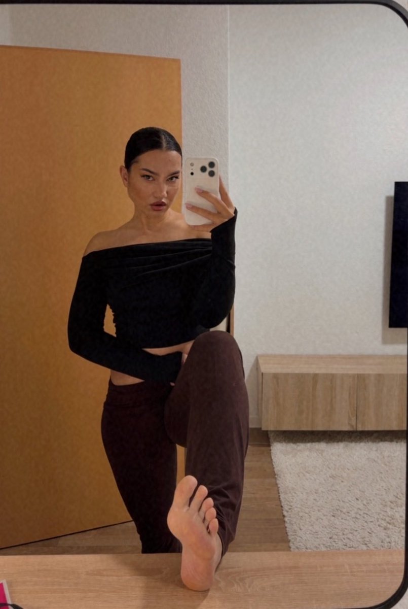 kira_dieeinzige's tweet photo. Lass uns spielen. 😏💶
#findom https://t.co/OIbdg1RVBN