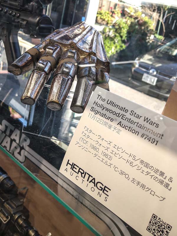 K_2OR_droid's tweet photo. 今日は手を見たい気分
こんな1ミリも動かせない手を付けてポツンと砂漠地帯で撮影してたんですか。そりゃぼやくよね
そしてそれを参考に近年作られたものも同じく動かせない手 https://t.co/FCptmKT9m9