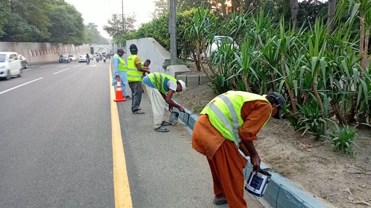 LHRDevAuthority's tweet photo. ڈی جی ایل ڈی اے طاہر فاروق کی ہدایت پر ایل ڈی اے کی ٹیمیں شہر کے مختلف علاقوں میں مرمت و بحالی کے کاموں میں مصروف عمل ہیں۔
#LDA
#Lahore https://t.co/Vv5yJKBr3f