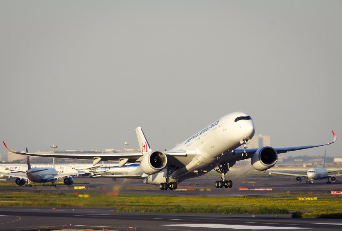 Maltsuki5874's tweet photo. 本日羽田に行ったところB滑走路運用ということで天空橋の足湯スカイデッキにて撮影してきました。
迫力満点で色々な機体を撮れて最高でした！！！ https://t.co/8Nn7cQnb6a