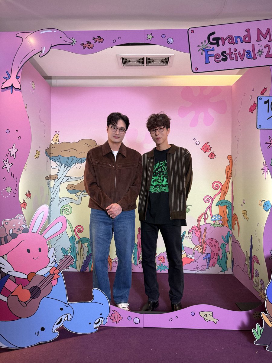 pptnzexpress's tweet photo. Grand Mint Festival 2026

가을의 잔디마당을 물들인 페퍼톤스의 음악🍁

🎼 SET LIST

01. 긴 여행의 끝
02. 라이더스
03. 청춘
04. 노래는 불빛처럼 달린다
05. 계절의 끝에서
06. New Hippie Generation
07. 보석 (미발매곡)
08. FAST
09. 행운을 빌어요
10. 21세기의 어떤 날

@pptnznoshel 
#페퍼톤스 #PEPPERTONES
#신재평 #이장원
#ShinJaePyung #LeeJangWon
#GMF2026