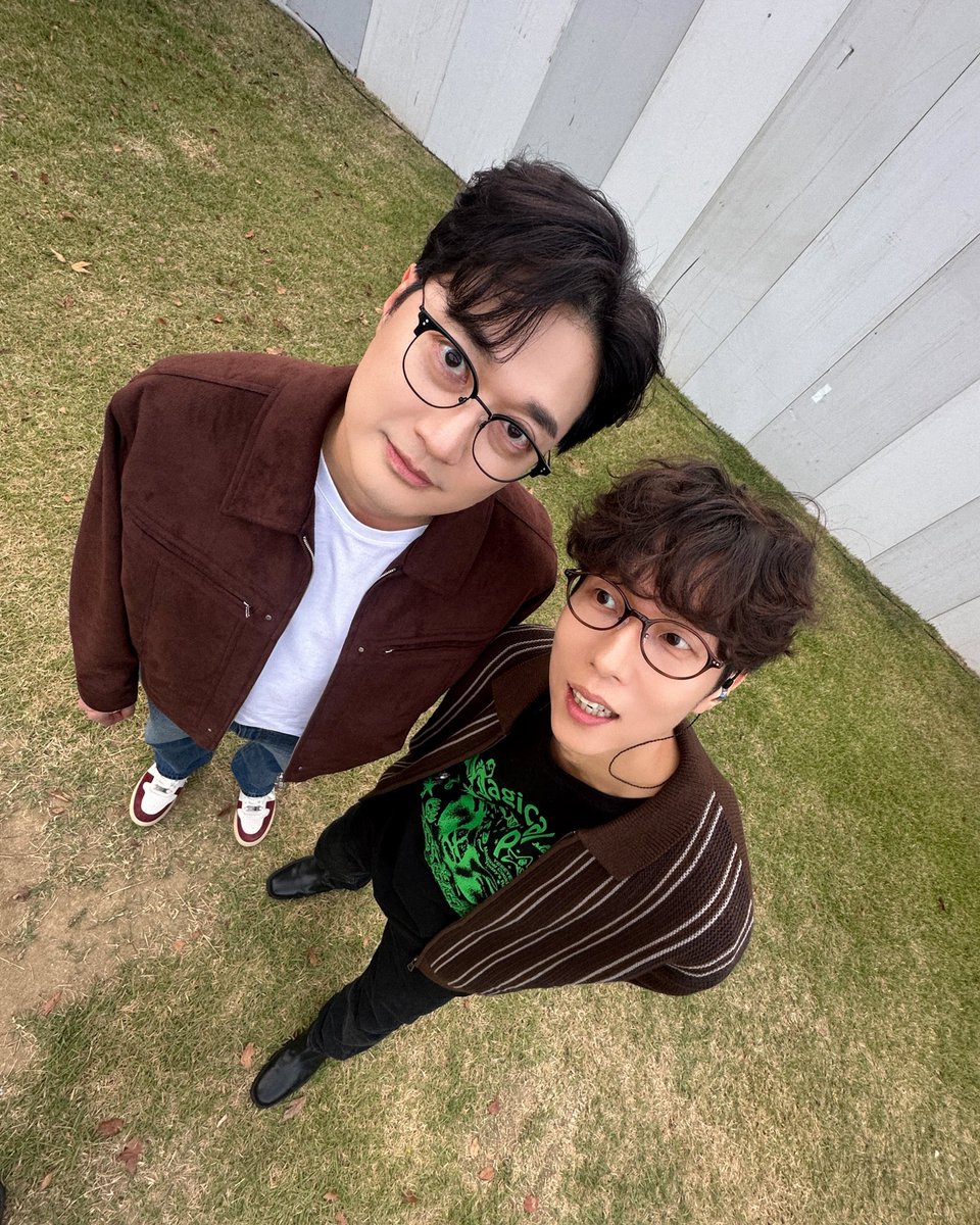 pptnzexpress's tweet photo. Grand Mint Festival 2026

가을의 잔디마당을 물들인 페퍼톤스의 음악🍁

🎼 SET LIST

01. 긴 여행의 끝
02. 라이더스
03. 청춘
04. 노래는 불빛처럼 달린다
05. 계절의 끝에서
06. New Hippie Generation
07. 보석 (미발매곡)
08. FAST
09. 행운을 빌어요
10. 21세기의 어떤 날

@pptnznoshel 
#페퍼톤스 #PEPPERTONES
#신재평 #이장원
#ShinJaePyung #LeeJangWon
#GMF2026