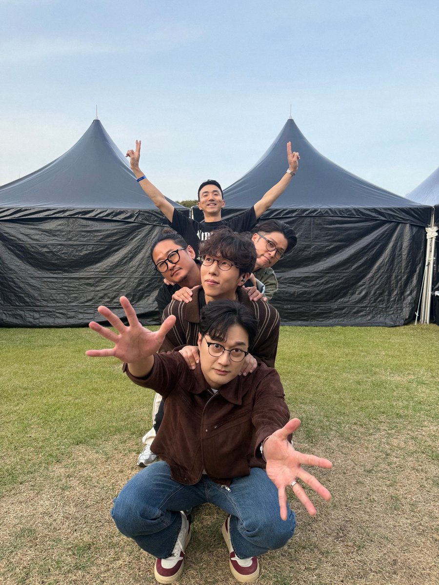 pptnzexpress's tweet photo. Grand Mint Festival 2026

가을의 잔디마당을 물들인 페퍼톤스의 음악🍁

🎼 SET LIST

01. 긴 여행의 끝
02. 라이더스
03. 청춘
04. 노래는 불빛처럼 달린다
05. 계절의 끝에서
06. New Hippie Generation
07. 보석 (미발매곡)
08. FAST
09. 행운을 빌어요
10. 21세기의 어떤 날

@pptnznoshel 
#페퍼톤스 #PEPPERTONES
#신재평 #이장원
#ShinJaePyung #LeeJangWon
#GMF2026