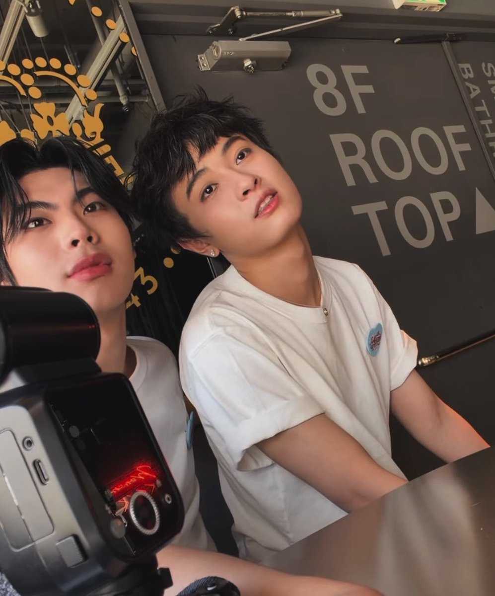 PortalTheeWave's tweet photo. Esses dois não fazem a menor ideia do que seja espaço pessoal 🙈

#DuangFansignInJapan
#ธีร์เวฟ #theewave
#tthi_eks #waavetnp #theewavebrasil https://t.co/SG3n0LekET