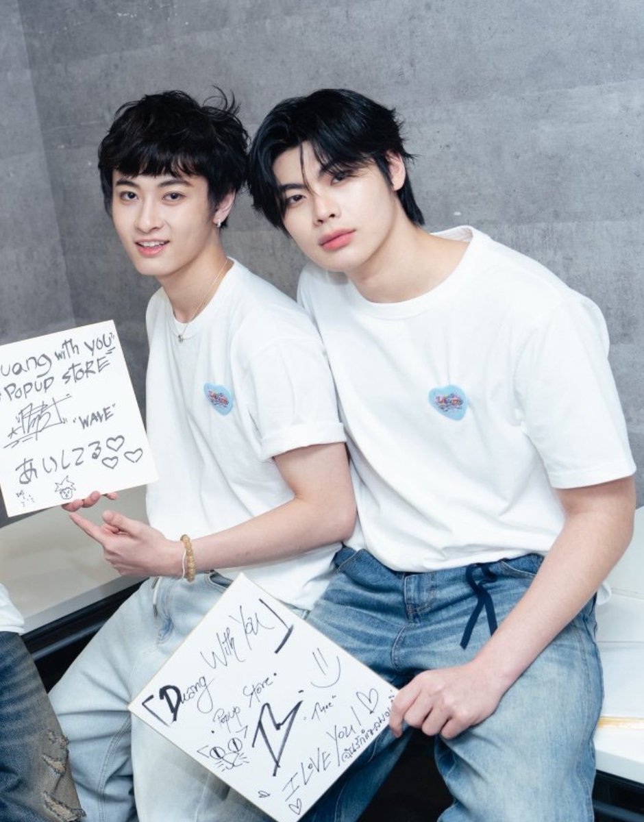 PortalTheeWave's tweet photo. Esses dois não fazem a menor ideia do que seja espaço pessoal 🙈

#DuangFansignInJapan
#ธีร์เวฟ #theewave
#tthi_eks #waavetnp #theewavebrasil https://t.co/SG3n0LekET