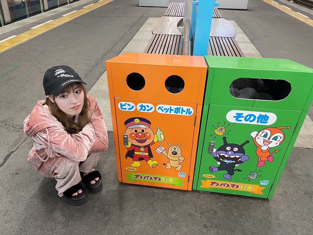 fukumura_mizuki's tweet photo. 岡山経由で新神戸行くからついにアンパンマン列車乗れるかも！って思って、
「え！？アンパンマン列車ですか？！嬉しい！やったー！」って向かおうとしたら隣の特急だよって言われて拗ねてゴミ箱と記念写真撮りました📷

人生そううまく行かない

#MスペNOCTURNE 
#譜久村聖 https://t.co/IrwP09kOXe