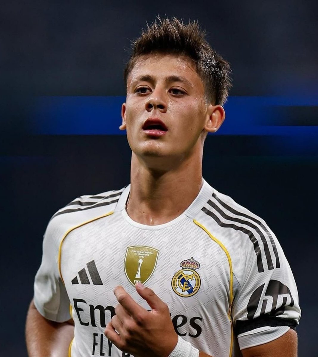 bosunatiklama's tweet photo. Arda Güler, memleketi Bolu'da hafızlık eğitimi gören öğrencilere imzalı Real Madrid forması gönderdi. https://t.co/jtNi7t7cGi